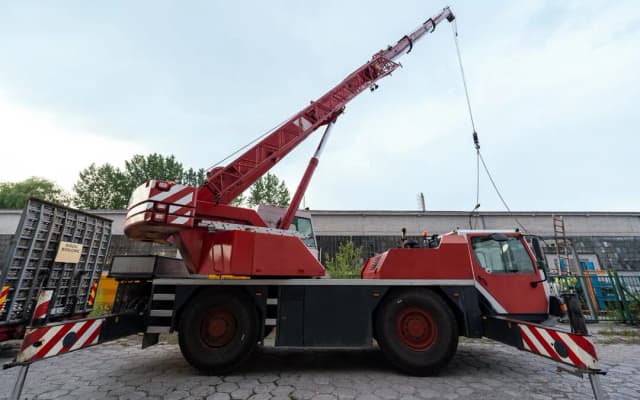 Ile kosztuje wynajęcie dźwigu? Sprawdź ceny i ukryte koszty Ile kosztuje wynajęcie dźwigu? Sprawdź ceny i ukryte koszty