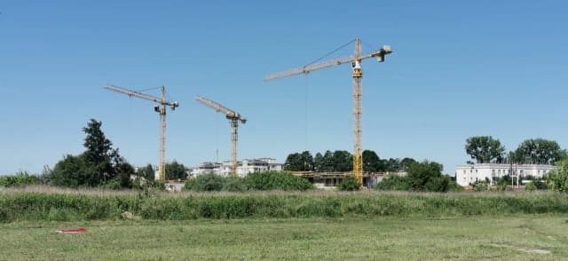 Dlaczego dźwig się nie przewraca? Kluczowe czynniki stabilności Dlaczego dźwig się nie przewraca? Kluczowe czynniki stabilności