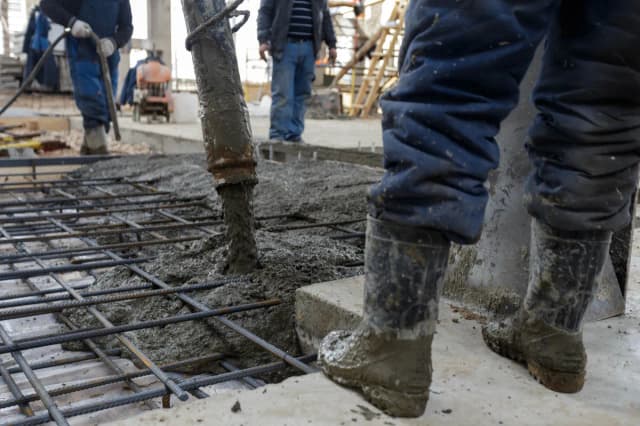 Ile kosztuje metr betonu z betoniarki? Poznaj ukryte koszty i ceny Ile kosztuje metr betonu z betoniarki? Poznaj ukryte koszty i ceny
